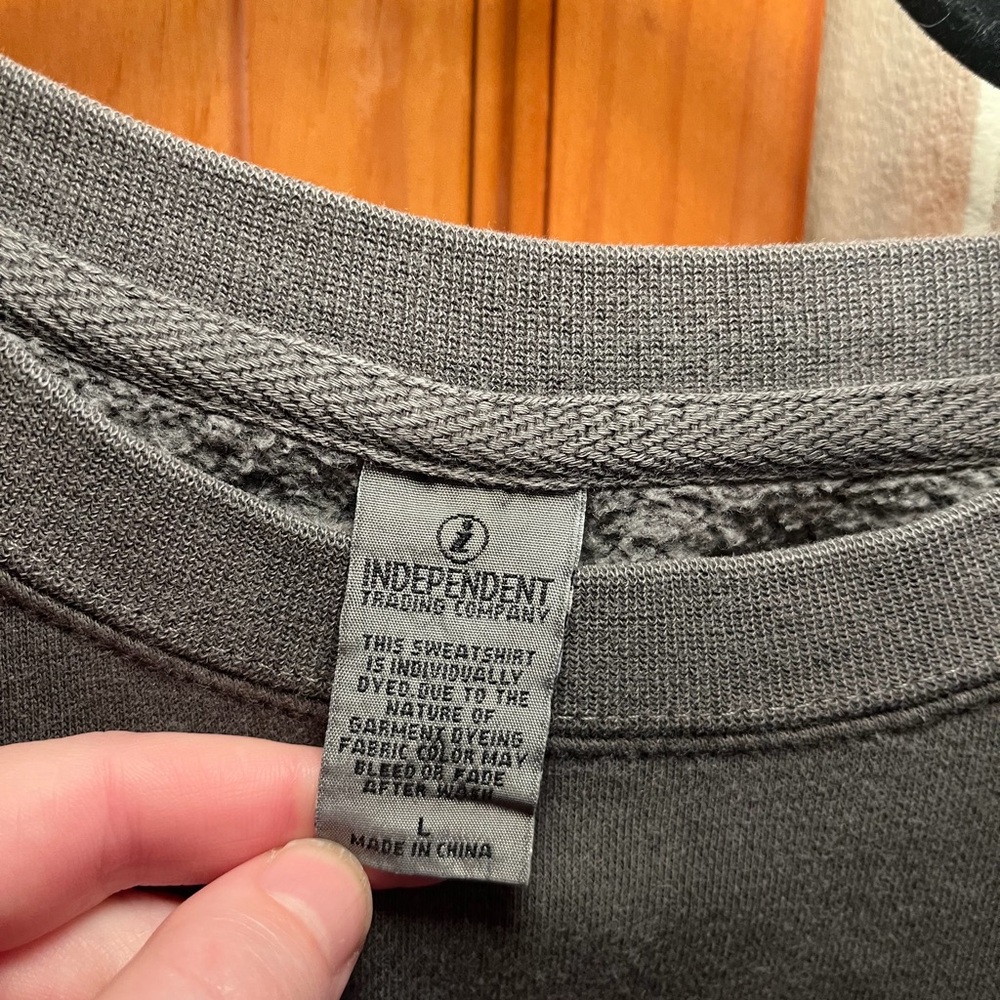 Gray 'Mountain Mama' Sweatshirt NWT Sz L - Picture 2 of 6